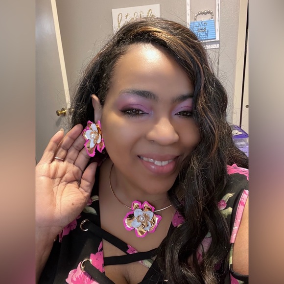 🟡Faux Pearl Flower Choker & Stud Earrings Set - Picture 11 of 11